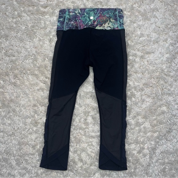Lululemon Var-City Cropped Navy Blue Floral Workout Pants Sz 4 - Picture 3 of 7